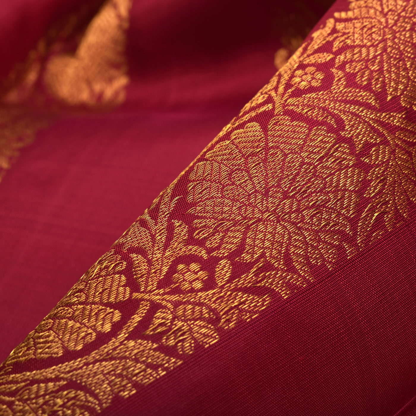 Kanchi Arakku Kanchi Silk Fabric with Kodi Creeper Design