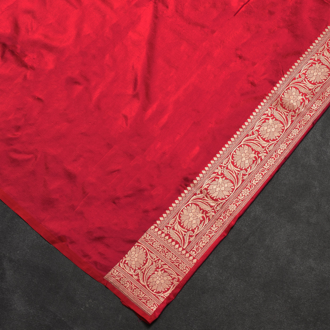 Arakku Thakkali Banarasi Silk Saree with Creeper Design